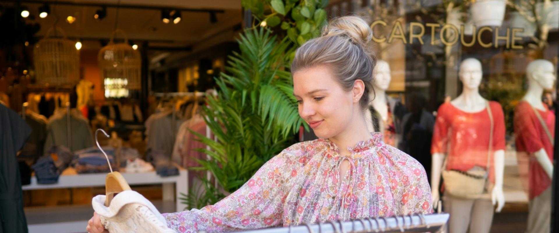 Fleur van Hecke shopt.