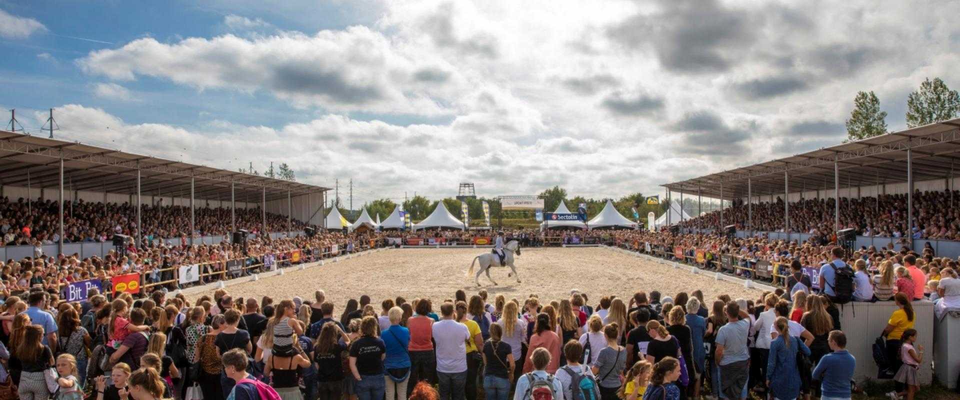 overzicht Horse Event met op de achtergrond Big Spotters Hill