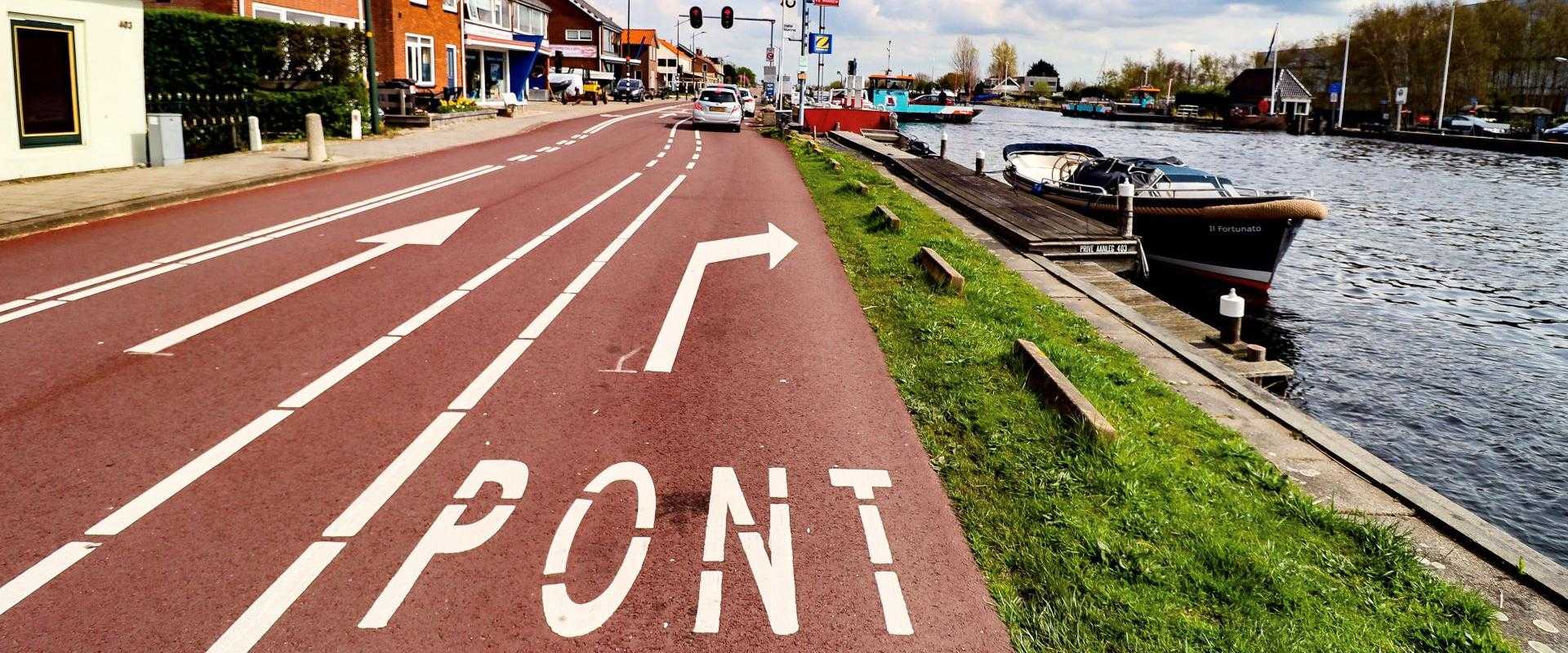 Afslag naar het pontje op de ringvaart