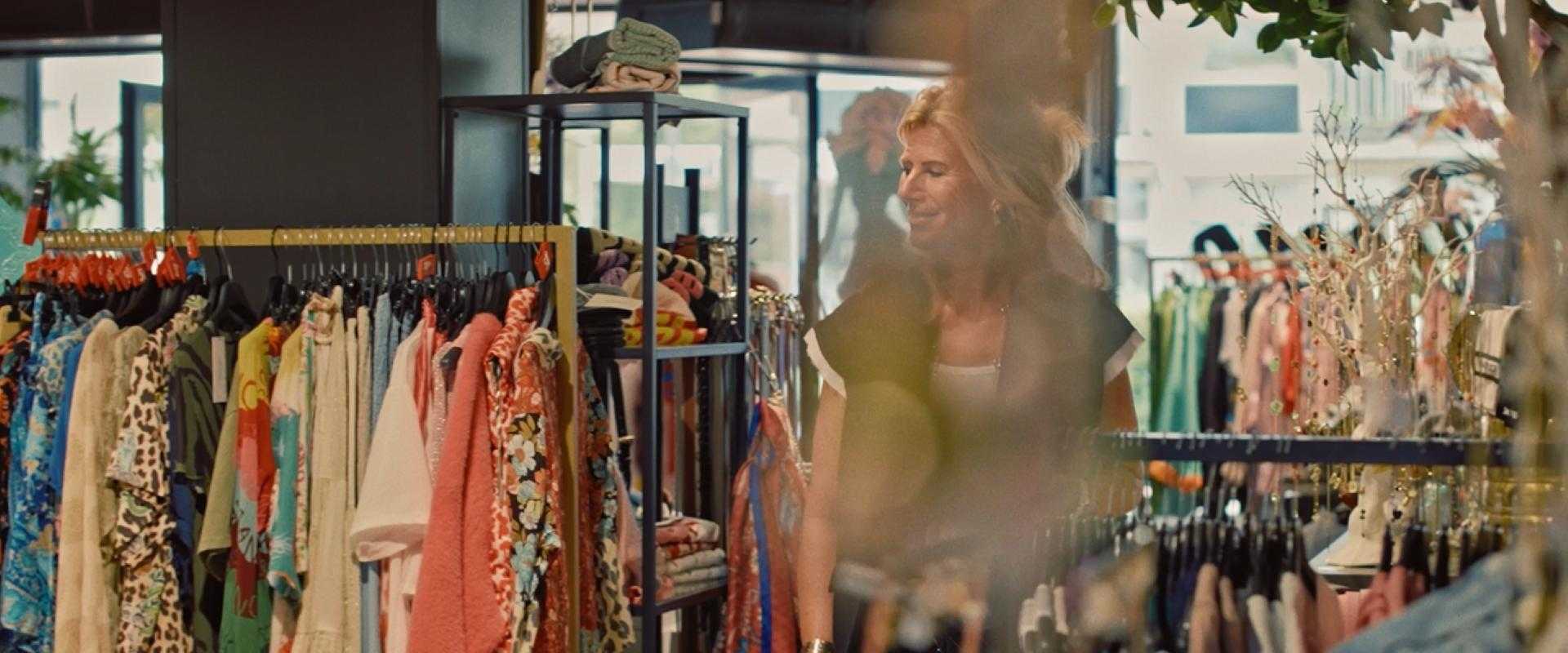 Anne loopt door winkel Buy By Anne