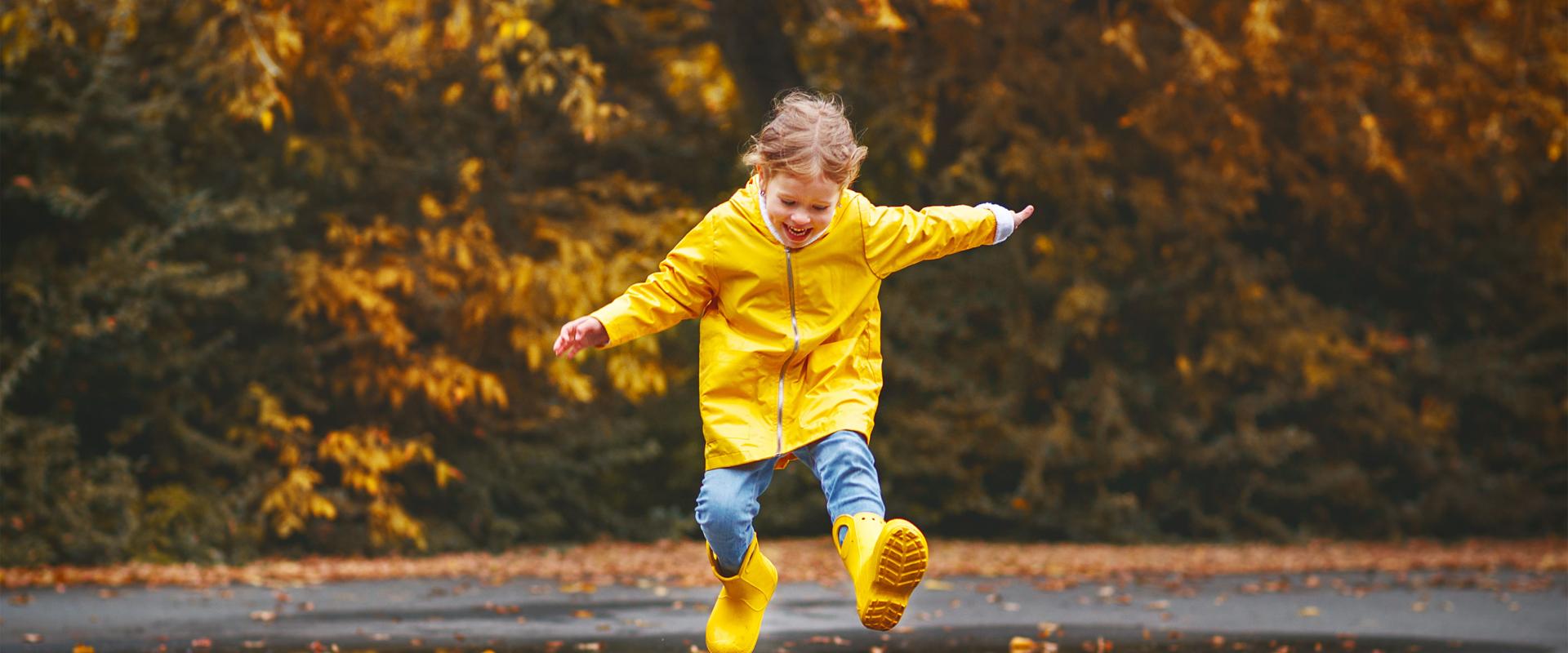 Meisje speelt in de herfst