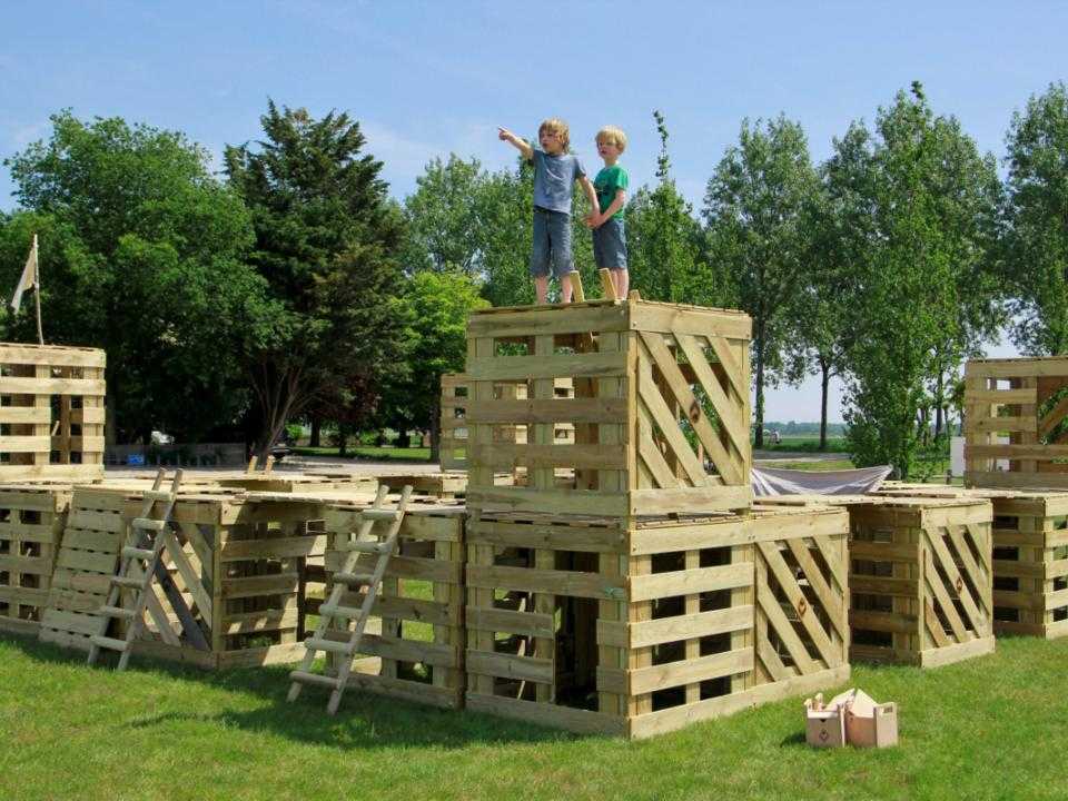 2 kinderen bovenop toren op gemaakt hutten fort