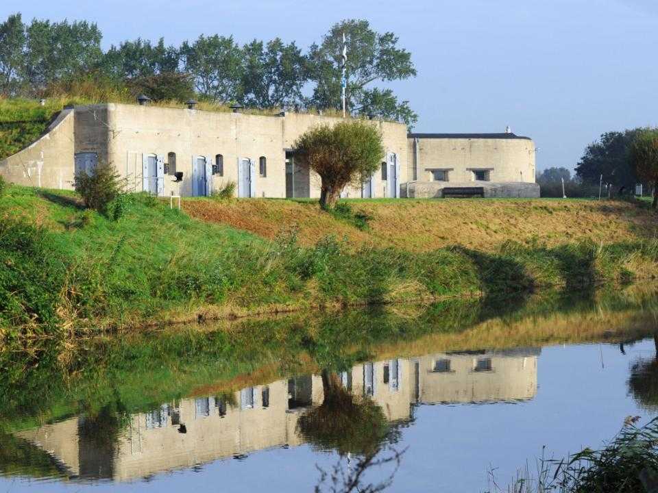 Buitenkan kunstfort Vijfhuizen met water aan voorkant