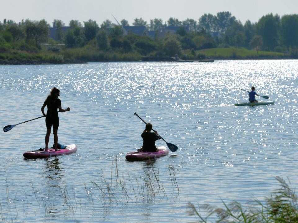 Groep aan het suppen op water Haarlemmermeerse bos