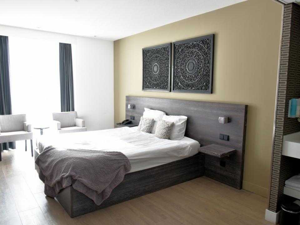 Hotelkamer met bed en zitje van hotel restaurant De Beurs