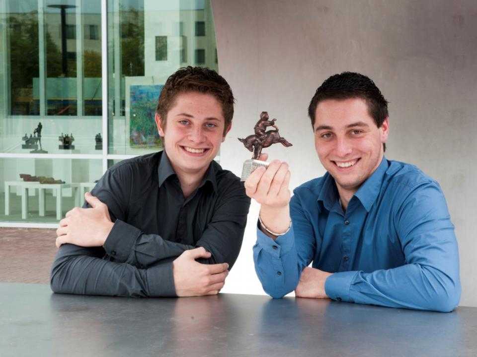 2 jonge winnaars van de Dik Trom award met beeldje in de hand