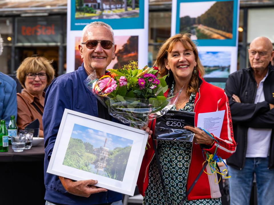 Winnaar juryprijs fotowedstrijd 2026 met wethouder Marja Ruigrok