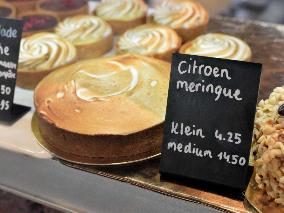 Toonbank met taart van bakkerij Mama Zwanenburg
