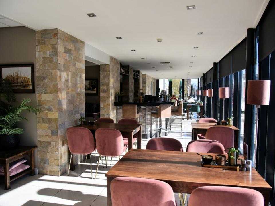 Binnen in restaurant van Hotel de Beurs