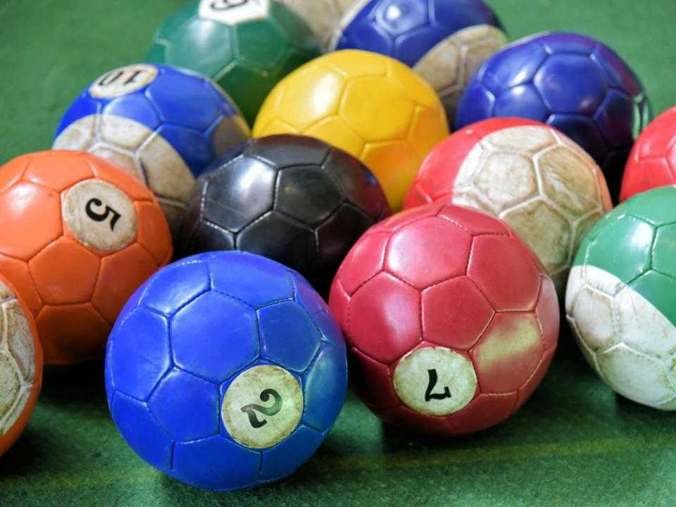 Gekleurde ballen met nummer bij Midgetvoetgolf Nieuw-Vennep