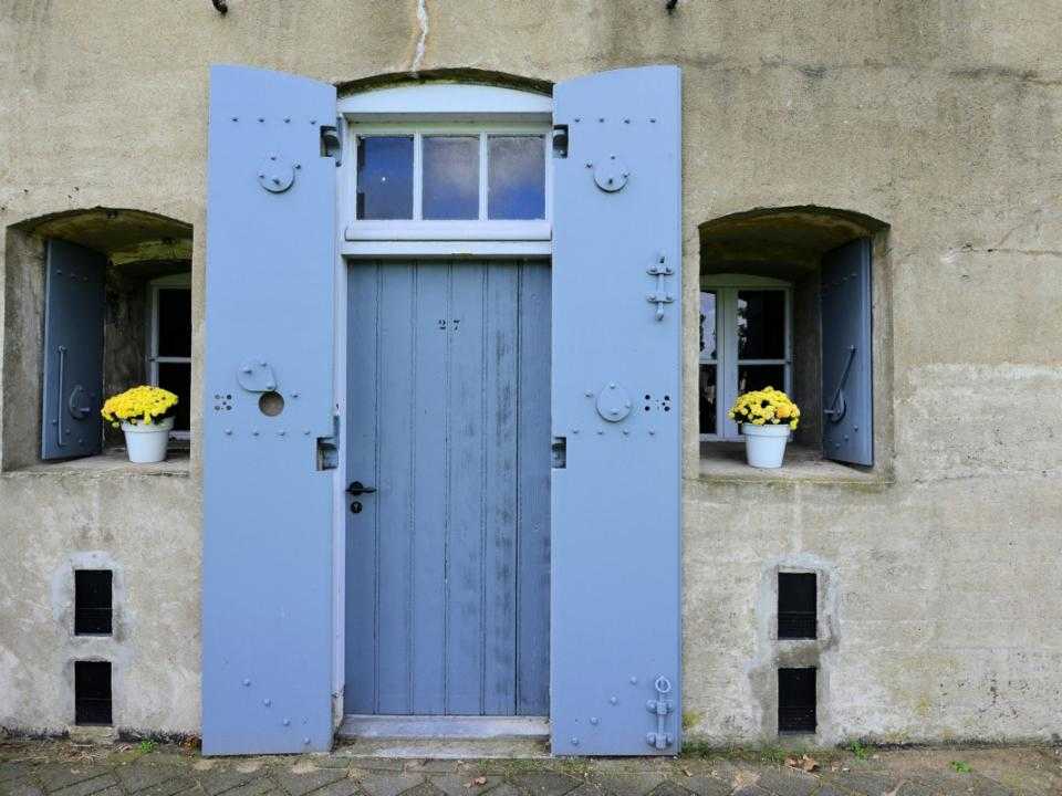 Blauwe entree deur van restaurant 'T Fort in Vijfhuizen