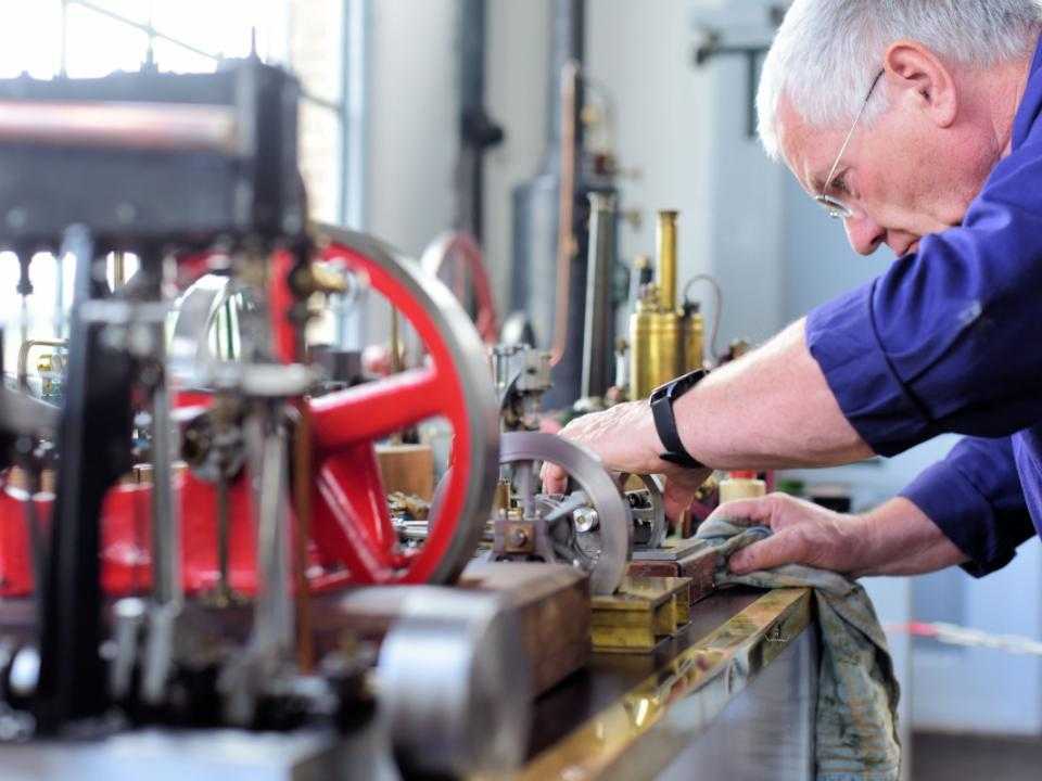 Vrijwilliger aan het werk bij een stoommachine