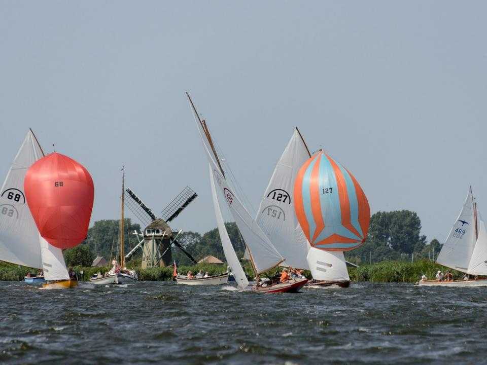 Zeilboten met een spinakker
