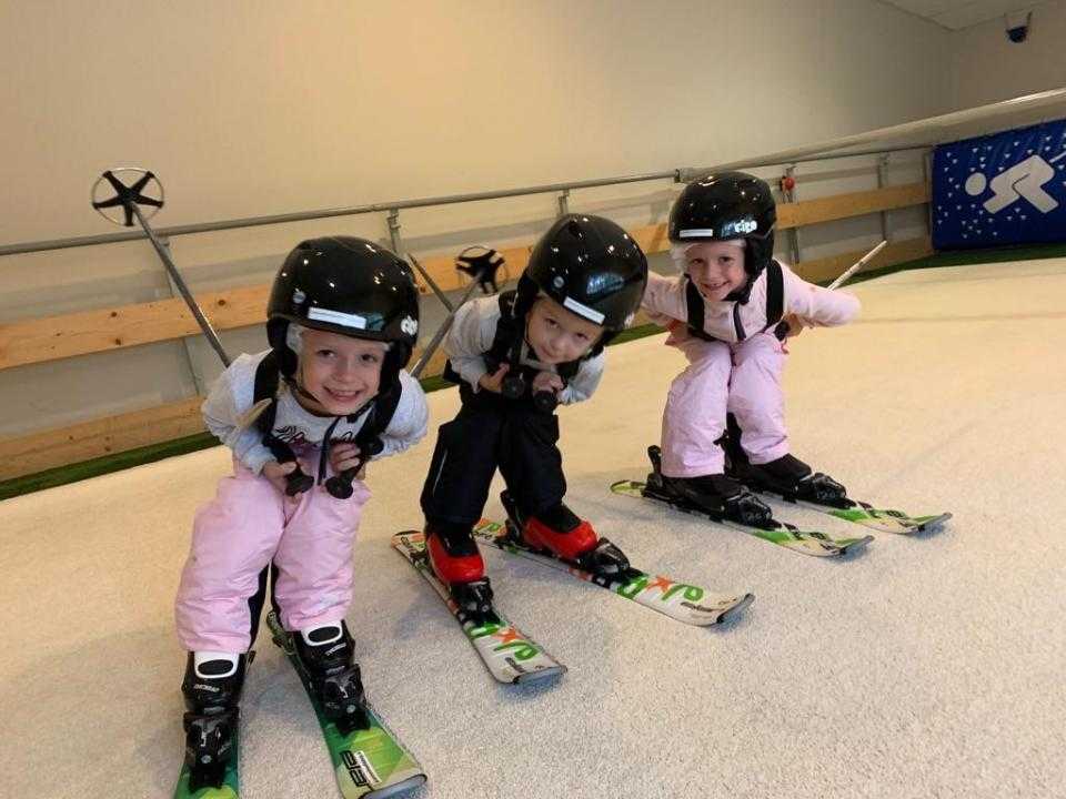 3 meisjes op binnenpiste bij Skicentrum hoofddorp