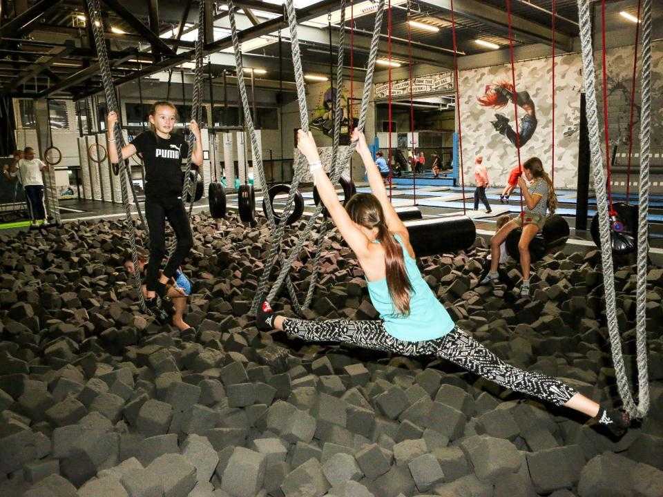Kinderen hangen in ringen bij JumpSkillz