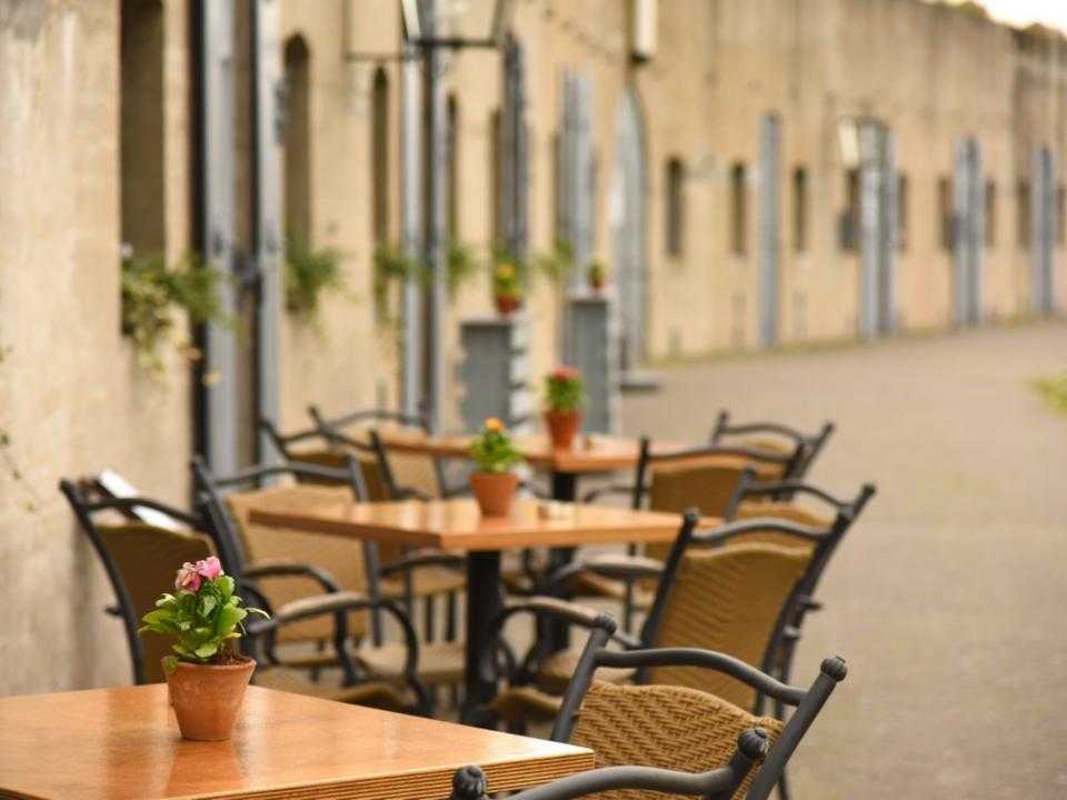 Terras buiten bij Fort Vijfhuizen