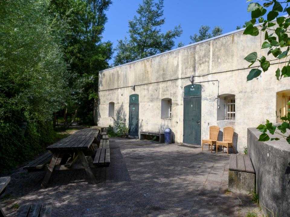 Buitenkant Fort Penningsveer met picknicktafels en veel groen