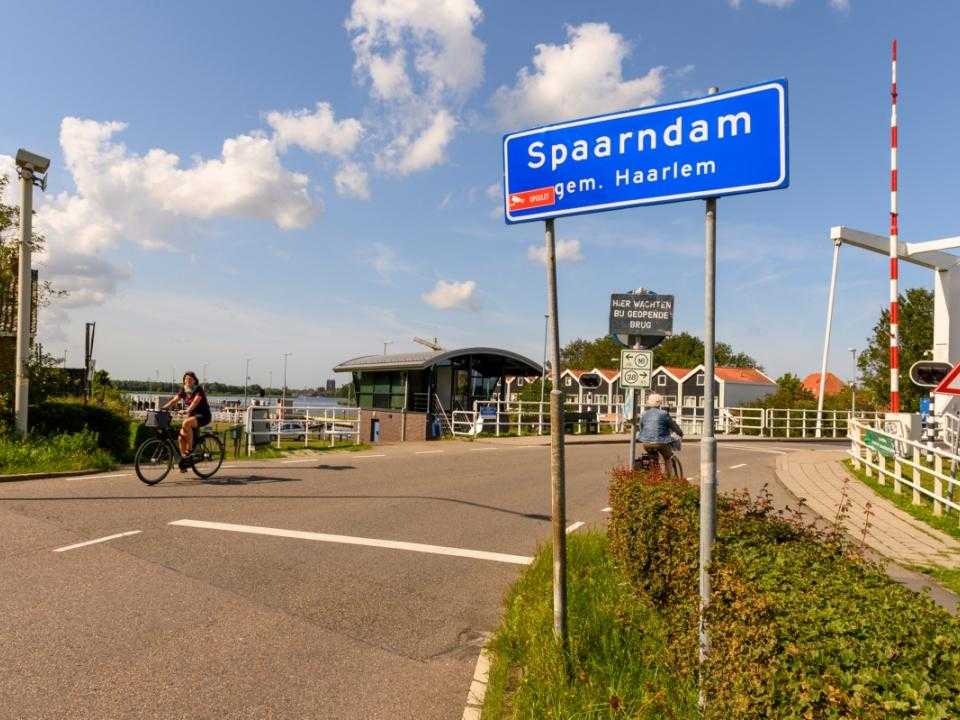 gemeente bord Spaarndam met op de achtergrond de brug naar de oude kern