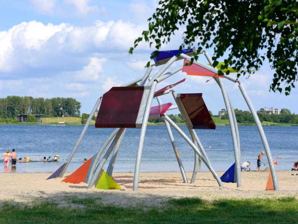 Toolenburgerplas met speeltoestel en strand