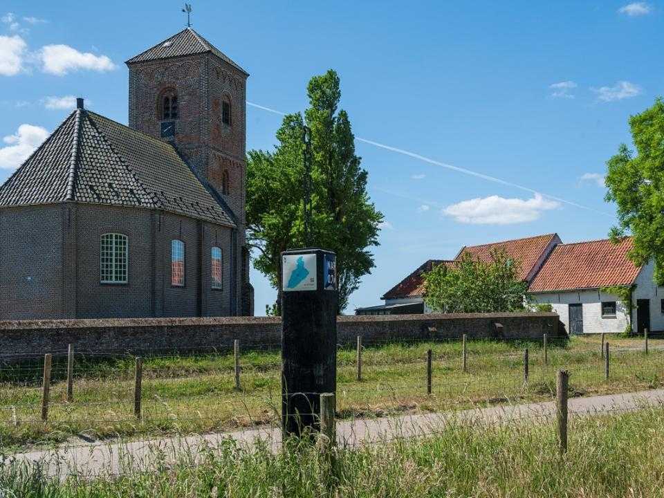 Kerk de Stompe Toren met op achtergrond paar boerderijen