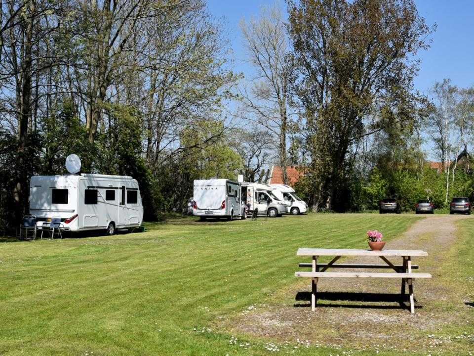 Kampeerveld met caravans en picknicktafel