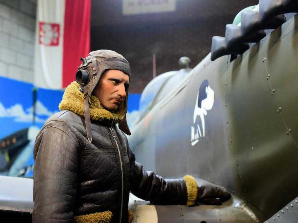 Piloot bij vliegtuig in museum CRASH
