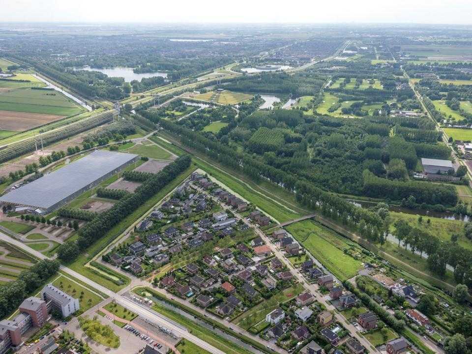 Expo Haarlemmermeer uit de lucht gezien met Vijfhuizen ernaast