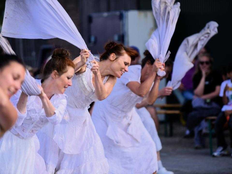 Theater met dames in witte jurken buigend en lopend