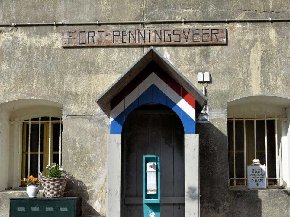 Buitenkant Fort Penningsveer met groene deur en wachthuisje