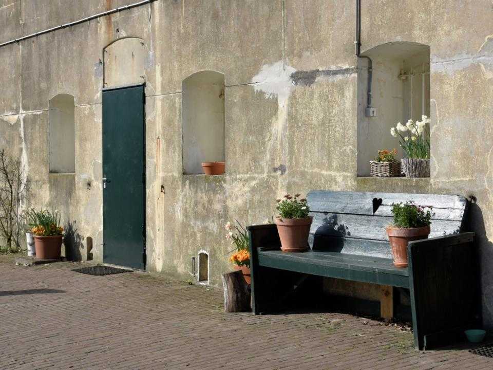 Exterior Fort Penningsveer with bench and plants against the wall