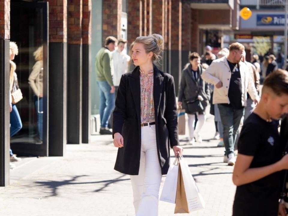 Fleur van Hecke shopping in Hoofddorp center.