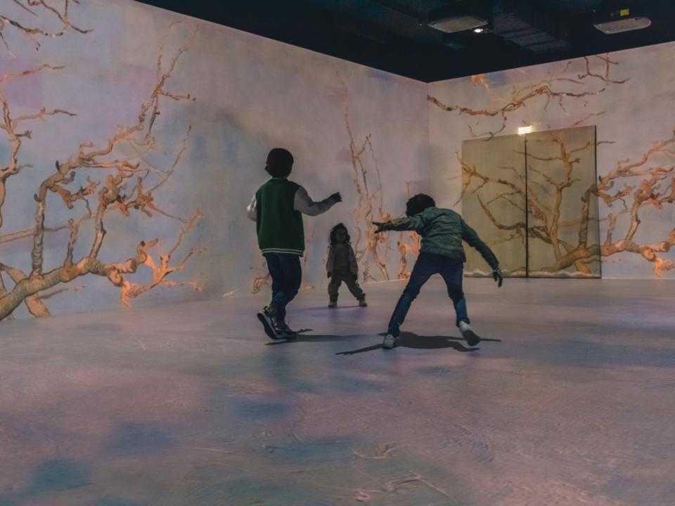 Kinderen doen spel bij Floriworld Aalsmeer