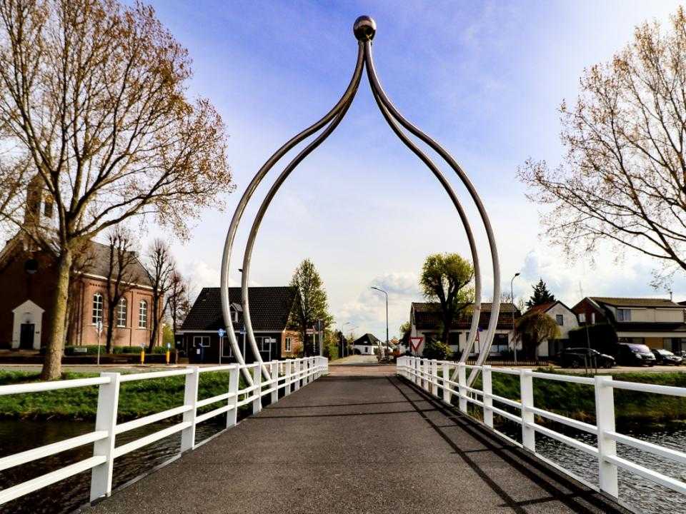 Soort welkomstpoort over de brug bij de Hoofdvaart in Abbenes