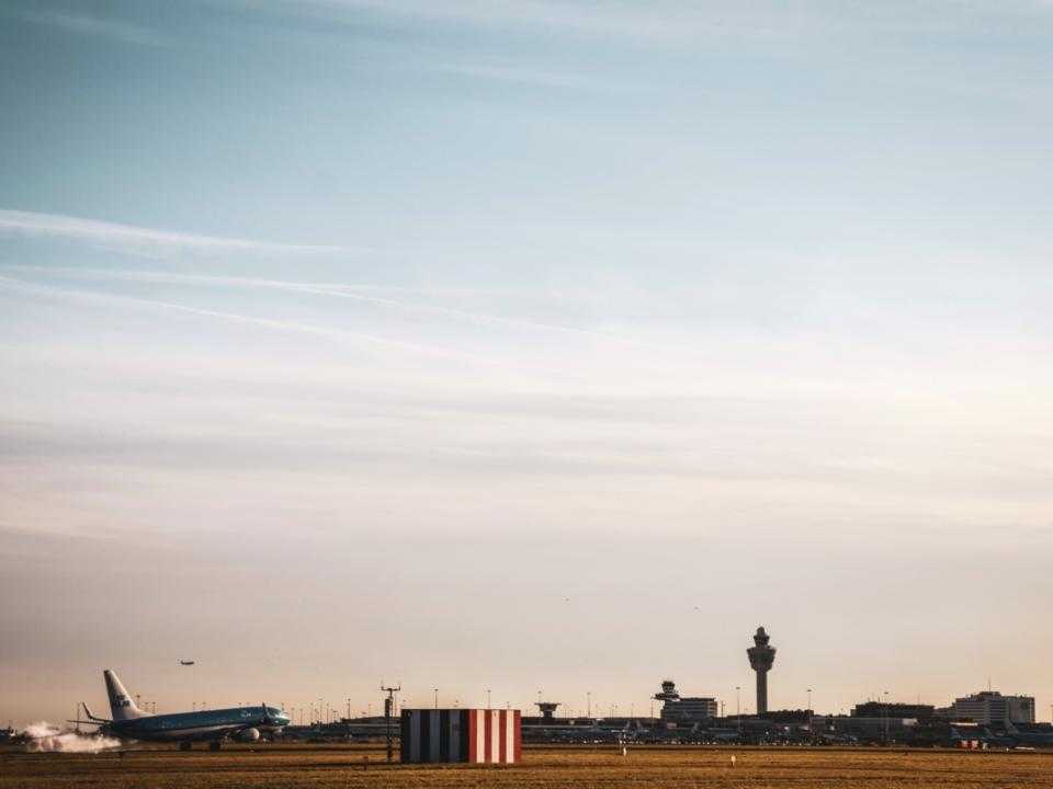 Landschapsfoto bij Schiphol met vliegtuig en de Schipholtoren in beeld. 