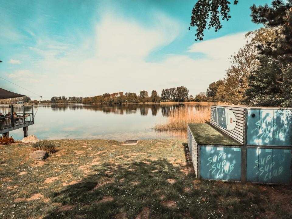 Uitzicht op water met supverhuur