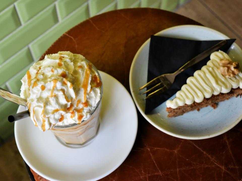 Koffie met taart bij Barista Cafe Hoofddorp