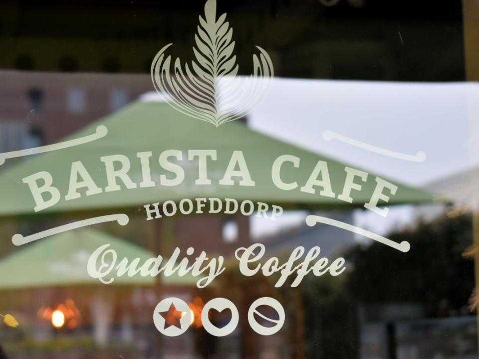 Raam met logo van Barista cafe hoofddorp