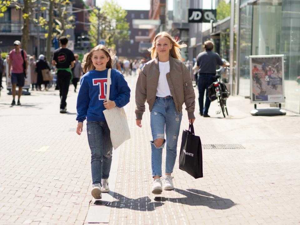 Shoppende Floor ter Veen