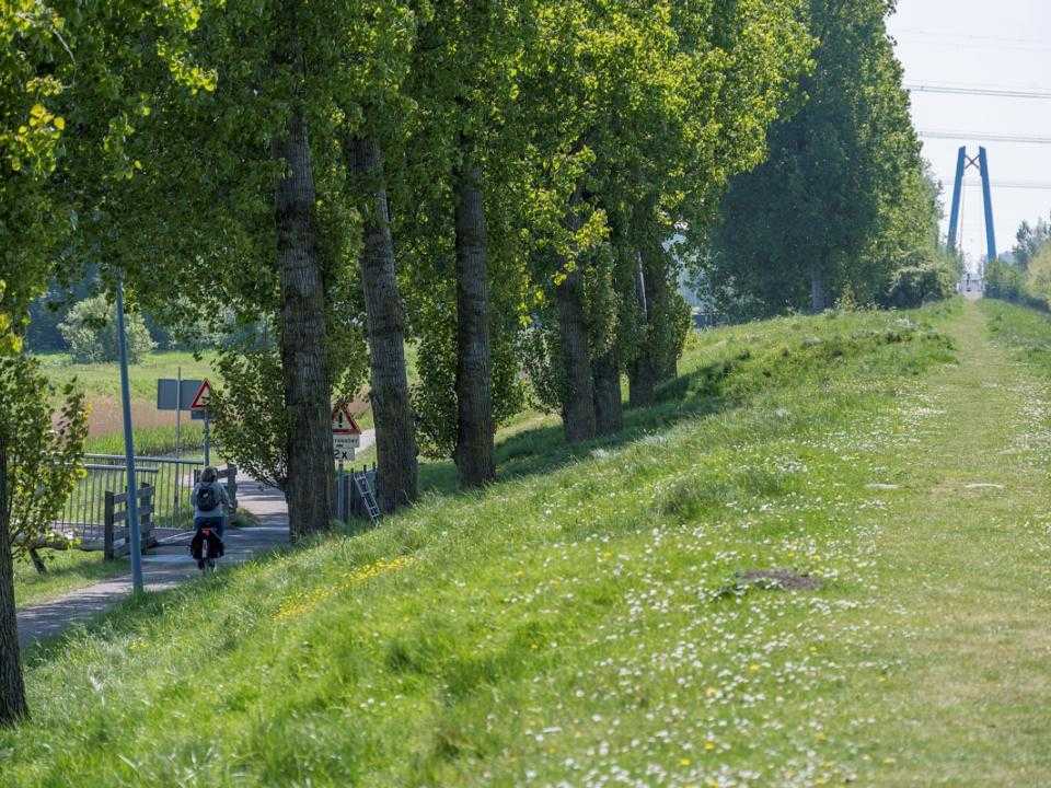 Geniedijk met brug over Drie Meren Weg in de achtergrond.
