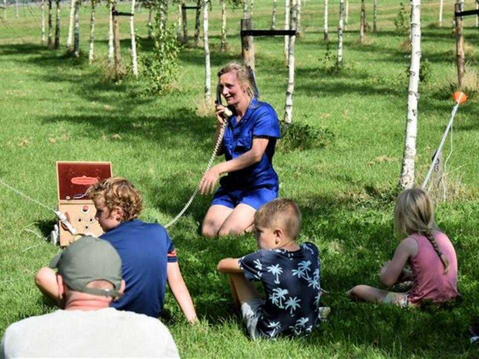 Vrouw die iets uitbeeld aan kinderen