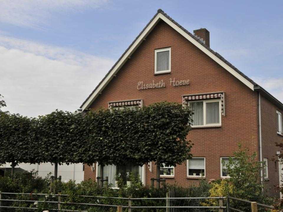 Voorkant van de Elisabeth Hoeve in Nieuw Vennep