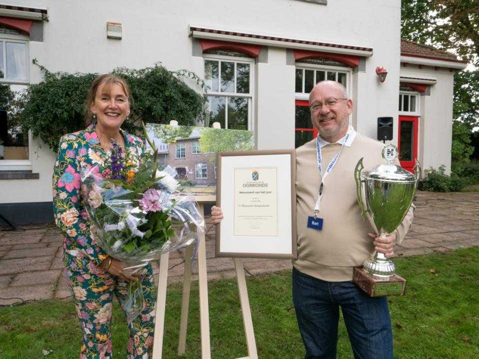 de winnaar samen met de wethouder
