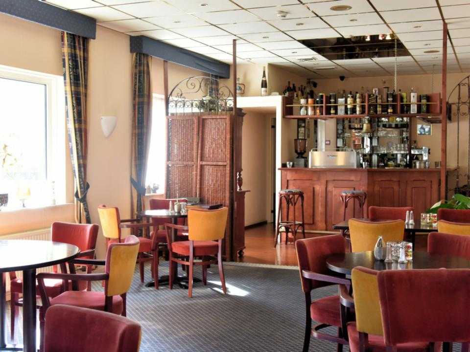 restaurant met bar op de achtergrond bij hotel Zwanenburg