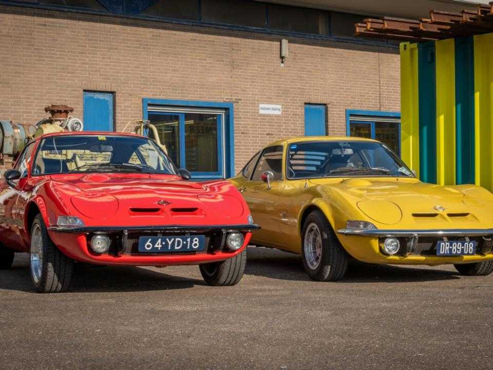 Rood en gele sportauto's in Nederlands Transportmuseum