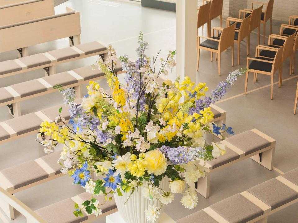 Bloemstuk in de Aula van Rietveld