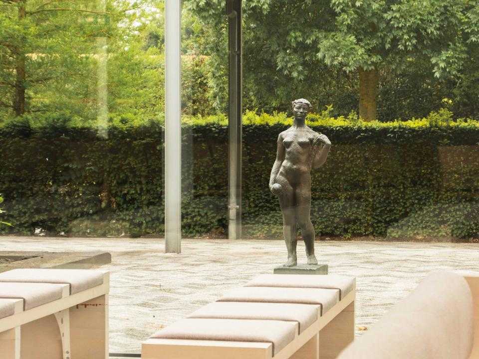 Standbeeld bij de Aula van Rietveld