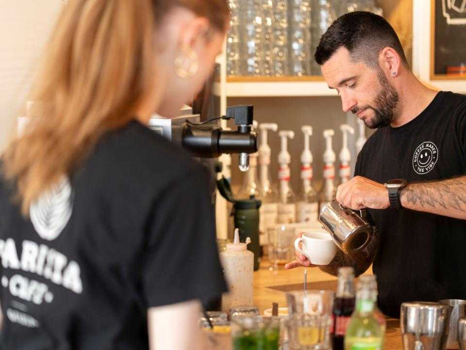 Barista maakt koffie