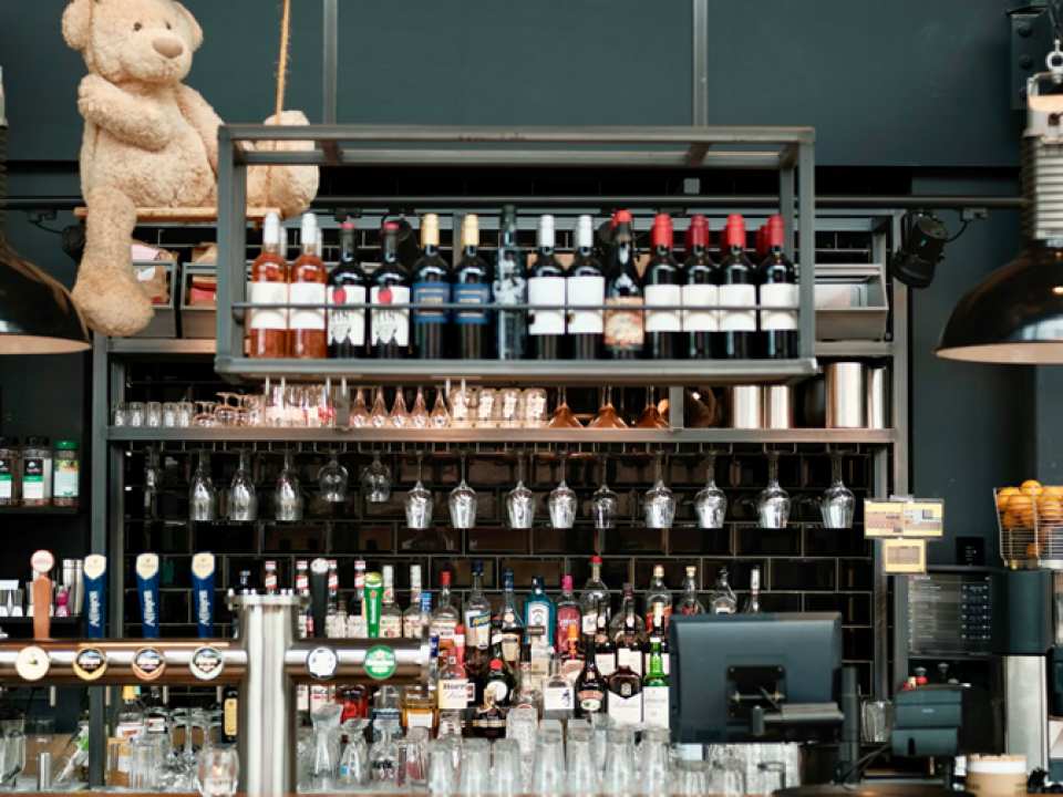 Bar met grote beer in Restaurant De Beren.
