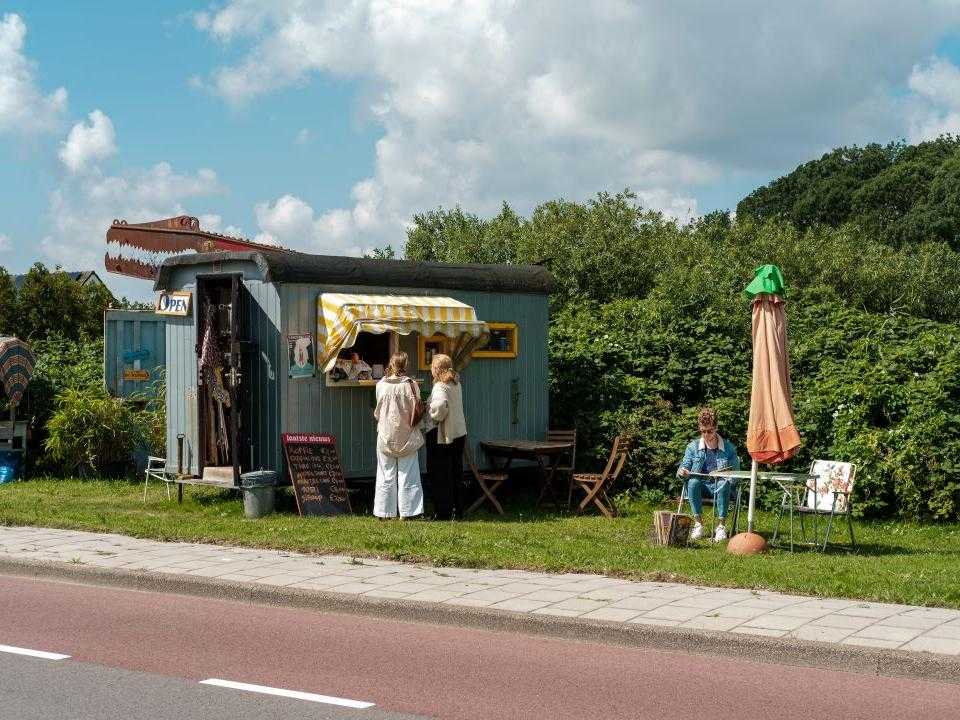 Het veldje waar de bermtoerist op staat