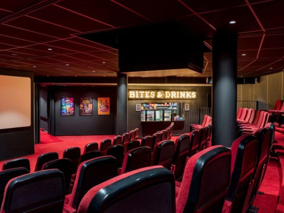 Bioscoop in Corendon Amsterdam Schiphol Airport, a Tribute Portfolio hotel